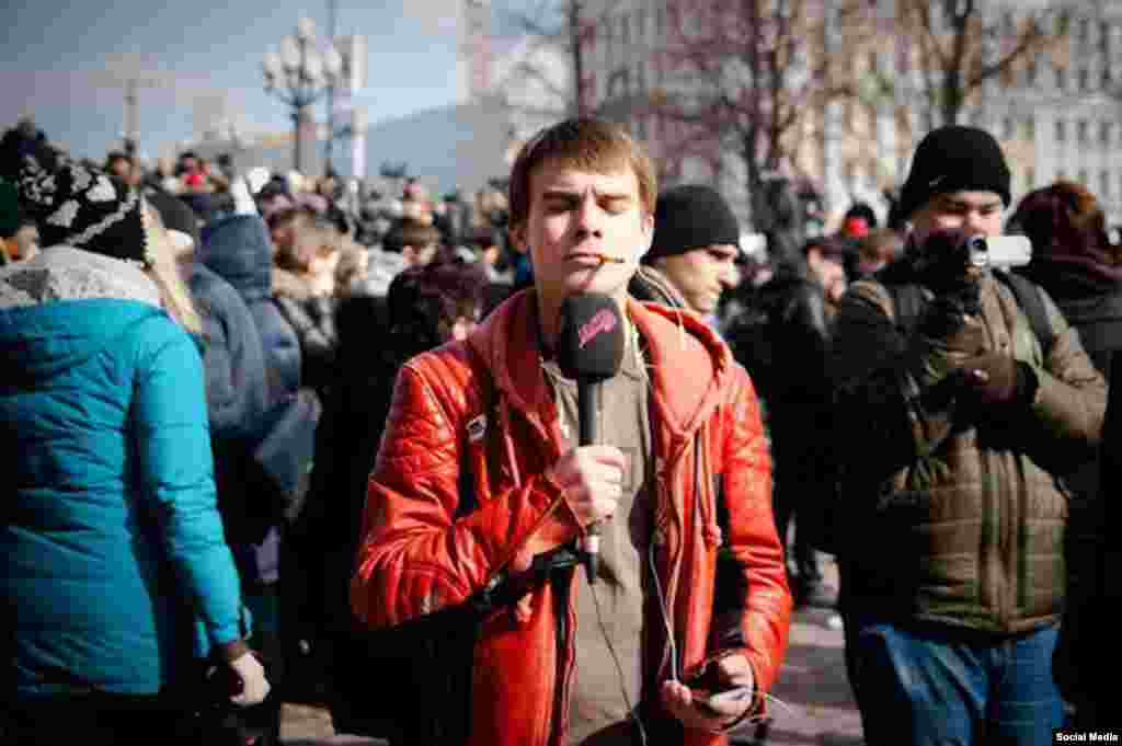 Корреспондент телеканала "Дождь" Владимир Роменский, как и Бероева, не встречался раньше с Павленским. Но за неделю до акции Павленский связался с журналистом и дал ему адрес кафе "Шоколадница" в центре Москвы. Роменский, не зная деталей готовящейся акции, согласился прийти с камерой на встречу. "До сих пор не понимаю, почему он выбрал меня", - говорит Роменский.