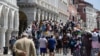 Aceiași turiști care țin în picioare economia multor orașe pun în pericol bunăstarea obiectivelor turistice și a localnicilor.