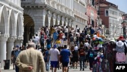 Aceiași turiști care țin în picioare economia multor orașe pun în pericol bunăstarea obiectivelor turistice și a localnicilor.
