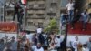 Египетские футбольные фанаты громят посольство Израиля в Каире