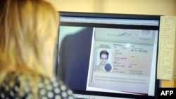 Russia - A woman watches a footage on her computer, showing the lawyer of fugitive US intelligence leaker Edward Snowden showing his client's one year's asylum permit at Sheremetyevo airport in Moscow on August 1, 2013