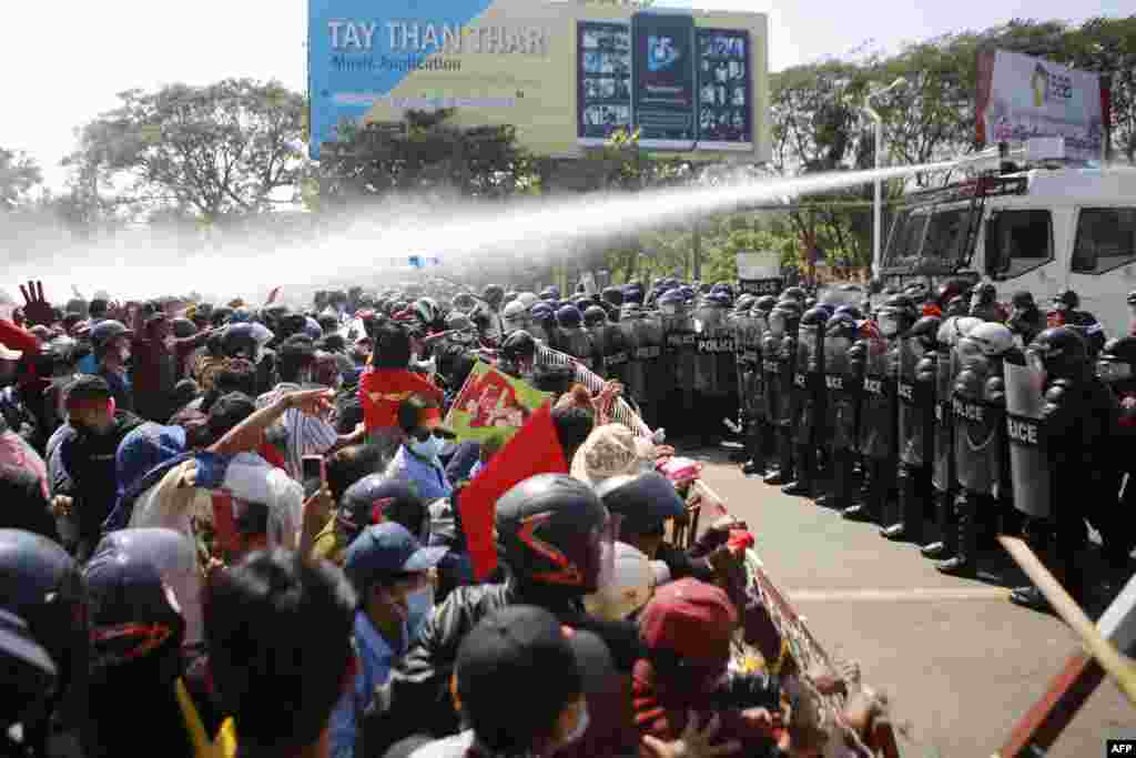 Policija gađa vodenim topovima demonstrante dok nastavljaju demonstracije protiv vojnog puča 1. februara u glavnom gradu Naypyidaw, 9. februara 2021. (Foto STR / AFP)