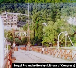 Băieții cu chipie militare pozează în soarele amiezii, fotografiați de Prokudin-Gorsky, la Gagra.