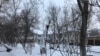 Детская площадка в одном из микрорайонов города Темиртау, где на нескольких домах виднеются свежие и уже закрашенные надписи о продаже наркотических веществ, 14 февраля 2018 года.
