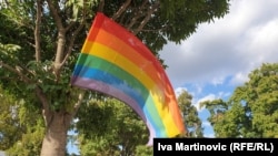 Organizacija "Da se zna" tokom 2023. godine dokumentovala je više od 80 slučajeva nasilja i diskriminacije prema pripadnicima LGBT+ zajednice u Srbiji. LGBT zastava na Prajdu u Beogradu, 2021.