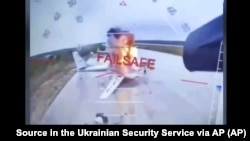 Ресейлік "Белая" әуе базасын шабуылдаған украин дронынан түсірілген видеодан скриншот. 