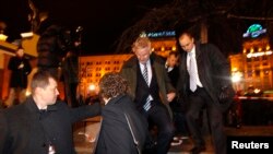 Ukraine -- Swedish Foreign Minister Carl Bildt visits opposition camp at Independence square in Kiev, December 5, 2013.