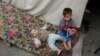 Refugiați palestinieni la Rafah, în sudul Fâșiei Gaza, 7 decembrie 2023. ONU spune că mulți fugari dorm pe stradă, fiindcă nu sunt destule corturi (REUTERS/Saleh Salem)