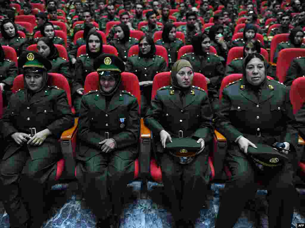 Afghanistan - Žene oficiri u državnoj vojsci, na svečanoj ceremoniji dodjele diploma, Kabul, 23.09.2010. Foto: AFP / Shan Marai