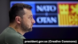 NATO nu a invitat Ucraina să adere la Alianță, dar insistă că acest lucru se va întâmpla cândva, când condițiile vor fi îndeplinte. Decizia alimentează războiul Rusiei împotriva Ucrainei, cred autoritățile de la Kiev. 
