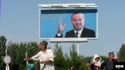 Билборд президента Каримова на улице Андижана. Каримов не разрешил независимое расследование событий в Андижане.