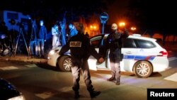 Policija na mjestu napada, Conflans-Sainte-Honorine kod Pariza, 16. oktobar