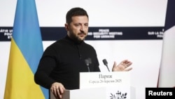 Volodimir Zelenski, în timpul unei conferințe de presă la Palatul Elysee. Paris, 26 martie.