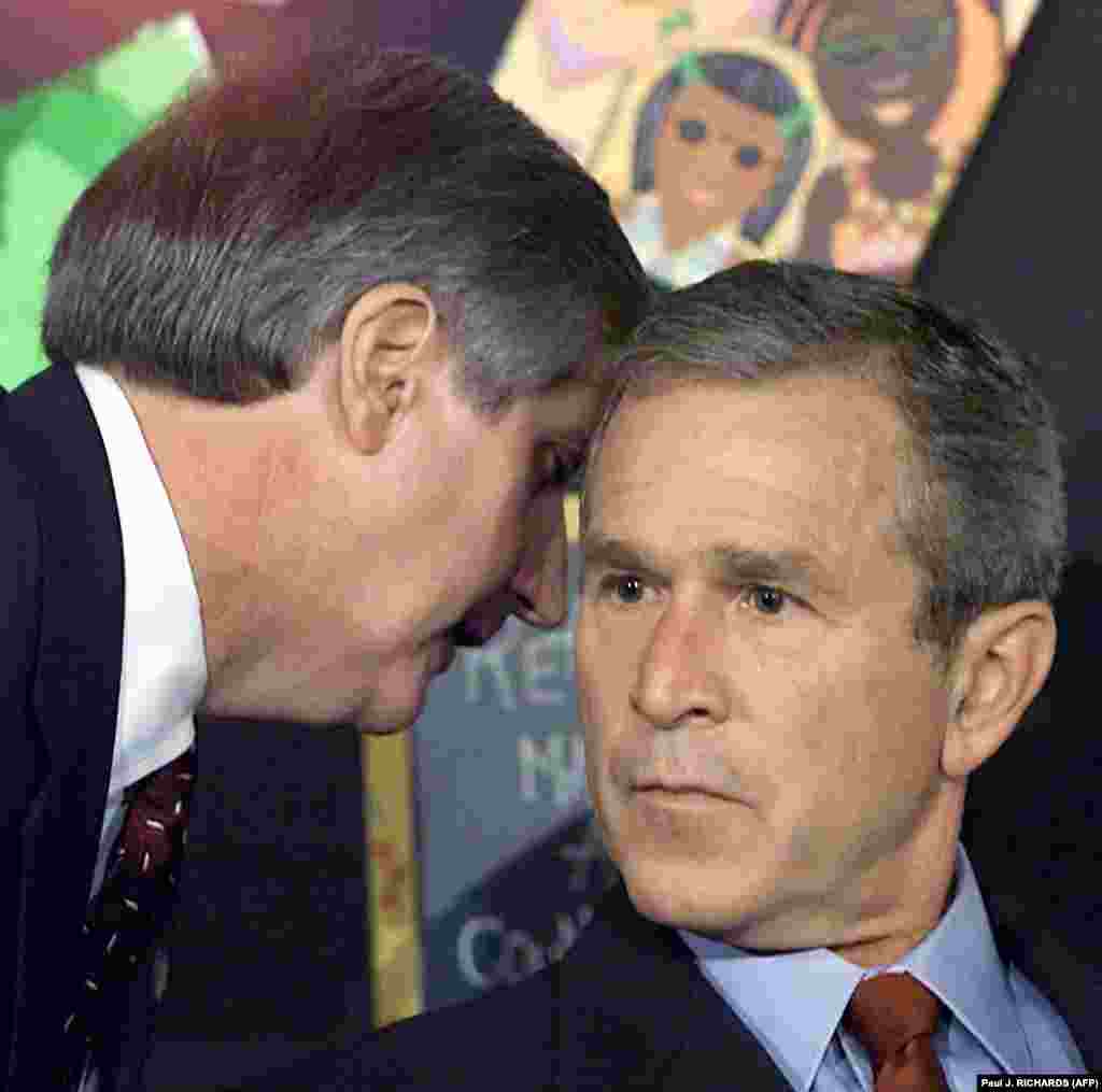 George W. Bush, președinte al Statelor Unite în 2001, îl ascultă pe șeful de cabinet, Andrew Card, care îl informează cu privire la atacurile asupra World Trade Center. Bush asista la o oră a elevilor de la școala primară Emma E. Booker din Sarasota, Florida. Atacurile au fost atribuite grupului terorist islamic Al-Qaeda. Teroriștii au preluat controlul asupra a patru avioane de pasageri cu care au lovit clăridiri simbolice din New York și din Arlington, Virginia. Al patrulea atac, care viza Washington, D.C. nu a reușit după ce avionul deturnat s-a prăbușit pe un câmp de lângă Shanksville, Pennsylvania.