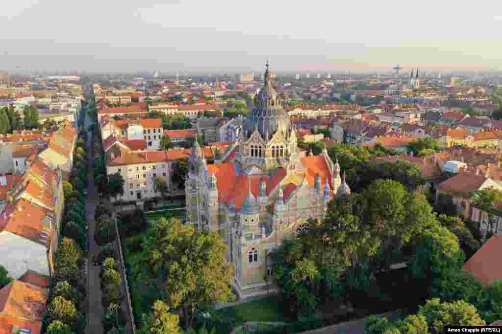 La Szeged se găsește a patra sinagogă ca mărime din lume.