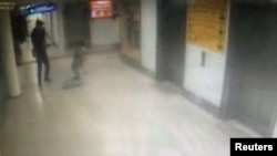 Камеры наблюдения показали момент, когда один из нападавших застрелил полицейского в упор.