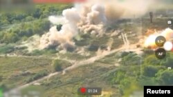 Coloane de fum după un bombardament ucrainean asupra unui post de comandă rusesc din regiunea Kursk. Ucrainenii spun că au folosit o bombă GBU-39 de fabricație americană.