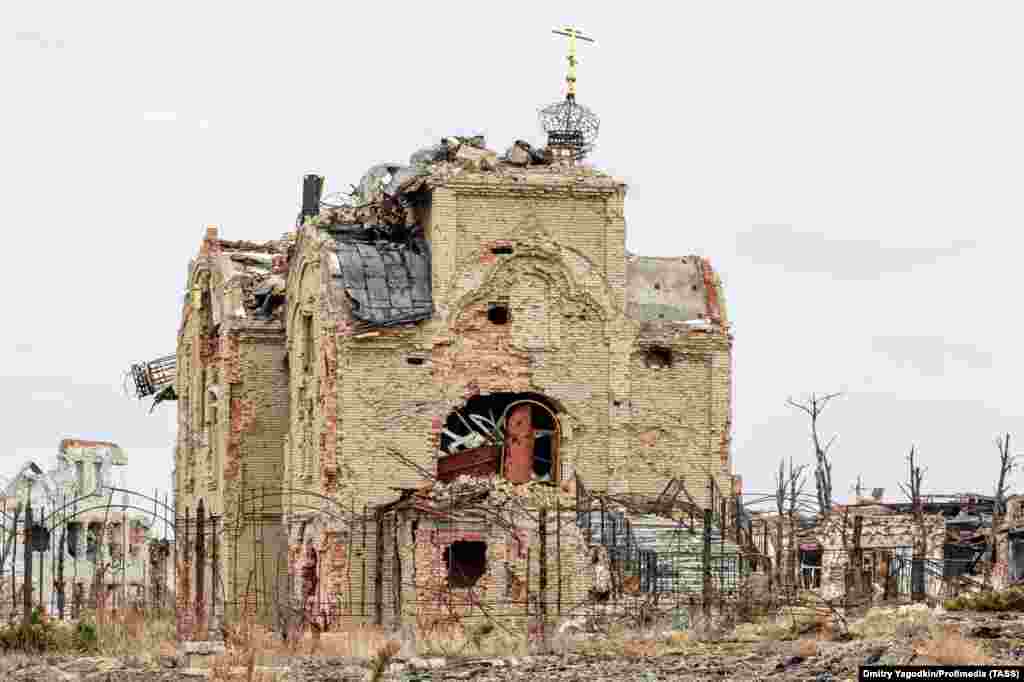  Ruinele Bisericii Icoanei Maicii Domnului din Mariinka, văzute pe 4 decembrie. De la începutul anului 2014, Mariinka s-a aflat pe linia frontului sau în apropierea acesteia, într-un conflict între luptători susținuți de Rusia și forțele ucrainene. 