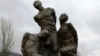 "Ата-Бейит" мемориалдык комплексиндеги 1937-1938-жылдары сталиндик репрессиянын курмандыктарына арналган эстелик. Иллюстрация.