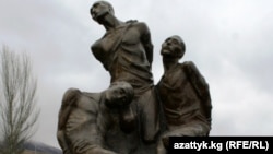 "Ата-Бейит" мемориалдык комплексиндеги 1937-1938-жылдары сталиндик репрессиянын курмандыктарына арналган эстелик. Иллюстрация.