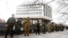 Казаки охраняют здание Верховного совета Крыма - начало марта прошлого года