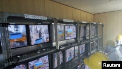 Японські робітники керують ліквідацією наслідків аварії на АЕС «Фукусіма-1», 10 квітня 2011 року