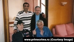 Хусан Зиямухаммедов (первый справа) с криминальным авторитетом Дедом Хасаном (слева).