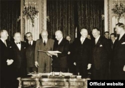 18 aprilie 1951 - Semnarea Tratatului de la Paris, care a creat Comunitatea Europeană a Cărbunelui și Oțelului. Robert Schuman este cel care ține Tratatul.