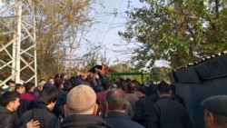 На похоронах погибшего на погранзаставе Изатулло Латифова. Душанбе, 7 ноября 2019 года.
