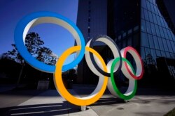 Олимпийский символ у здания НОК Японии в Токио