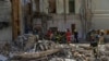 Echipele de salvare îndepărtează dărâmăturile de la locul spitalului pentru copii Okhmatdit, lovit luni de rachete rusești, la Kiev, Ucraina, marți, 9 iulie 2024. 