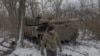 Un tanchist ucrainean din Brigada 68 alături de un tanc Leopard 1A5 într-o poziție din apropierea orașului Pokrovsk, în regiunea Donețk, Ucraina - 13 decembrie 2024.