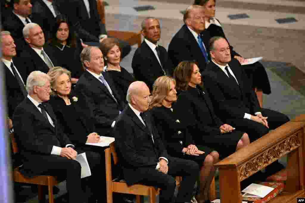 Nga e majta në të djathtë, rreshti i parë: Presidenti i SHBA-së Joe Biden, Zonja e Parë Jill Biden, nënpresidentja Kamala Harris, Bashkëshorti i Dytë Doug Emhoff; rreshti i dytë: Ish-presidenti Bill Clinton, ish-sekretarja e shtetit Hillary Clinton, ish-presidenti George W. Bush dhe bashkëshortja e tij Laura Bush, ish-presidenti Barack Obama, presidenti i zgjedhur Donald Trump dhe bashkëshortja e tij Melania Trump marrin pjesë në ceremoninë e lamtumirës shtetërore të ish-presidentit të SHBA-së, Jimmy Carter, në Katedralen Kombëtare të Uashingtonit, në Uashington, D.C., më 9 janar 2025.