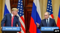 Дональд Трамп и Владимир Путин на саммите в Хельсинки, 16 июля 2018 года
