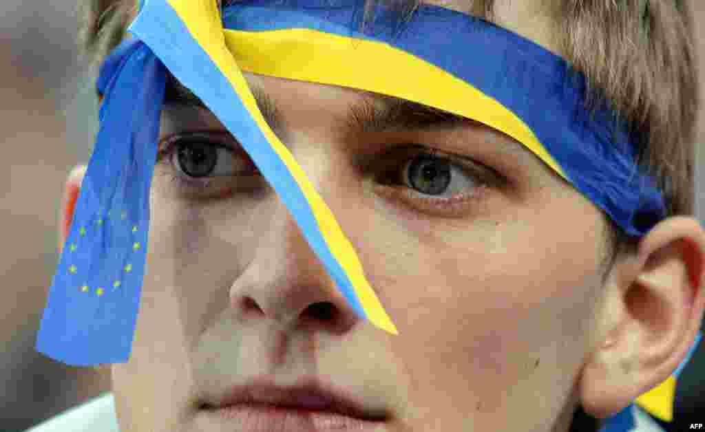 Ukraine -- Protesters shout during a rally in Kiev, 24Nov2013