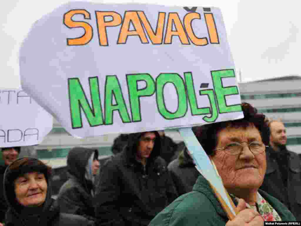 Mirni protest žena ispred zgrade Parlamenta BiH zbog neformiranja državne vlasti i ignorisanja Zakona o ravnopravnosti spolova, Sarajevo, 24.11.2011.
