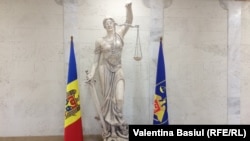 Statuie în interiorul sediului Procuraturii Generale
