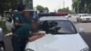 Узбекские милиционеры проверяют автомобиль на одной из центральных улиц Ташкента.