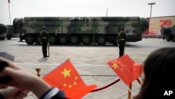 Vojna vozila sa nuklearnim balističkim projektilima DF-41 tokom parade u znak sjećanja na 70. godišnjicu osnivanja komunističke Kine u Pekingu 1. oktobra 2019. godine