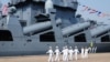Китайские моряки маршируют рядом с российским кораблем "Адмирал Виноградов", стоящим в порту Циндао. 23 апреля 2012 года.