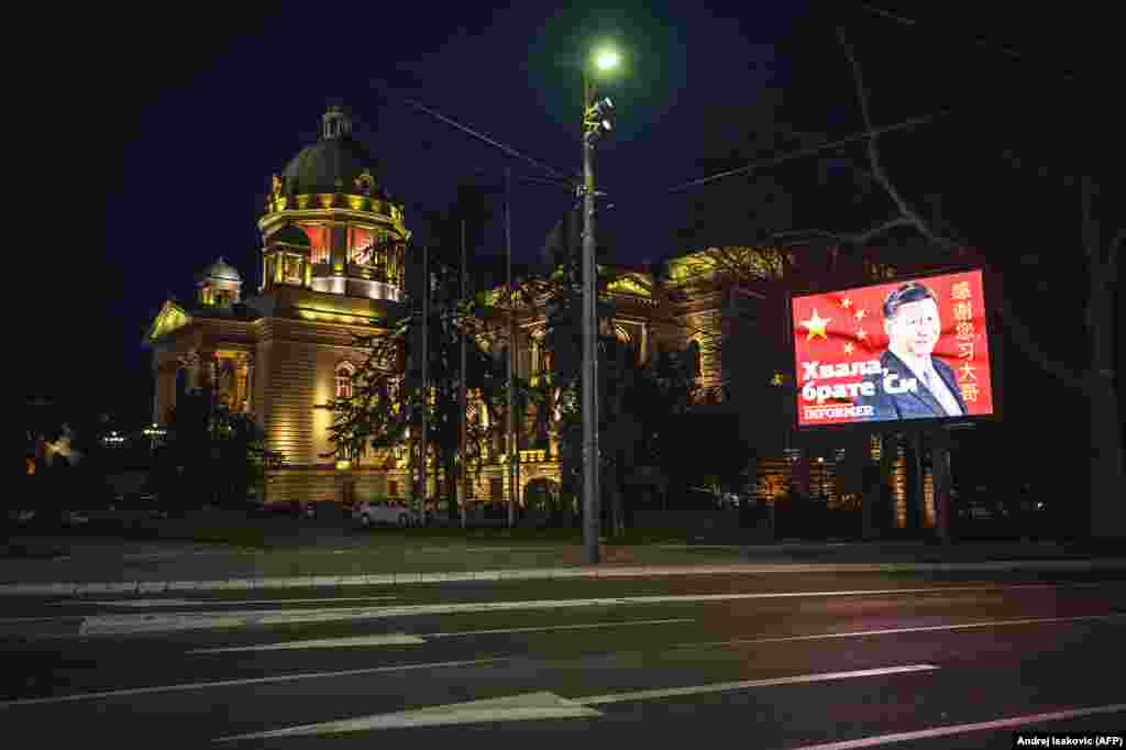 Un ecran pe care este afișat mesajul „mulțumesc” adresat președintelui chinez Xi Jinping, lângă clădirea Adunării Naționale a Serbiei. La sfârșitul lunii aprilie, un înalt oficial al UE a spus: „Dacă ați putea merge la Belgrad, ați vedea panouri publicitare pe străzile principale ale Belgradului, cu mesajul: << Mulțumesc frate Xi, sunteți singurul care ne ajută.>> Ceea ce este foarte amuzant, pentru că nu am văzut niciodată un panou publicitar care să spună „Mulțumesc UE pentru ajutorul oferit. Și am oferit mult ajutor Serbiei și altor țări din Balcani.”