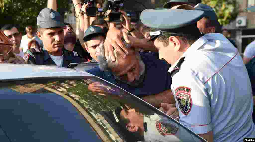 17 шілде күні полиция оппозиция белсенділерін ұстады. 