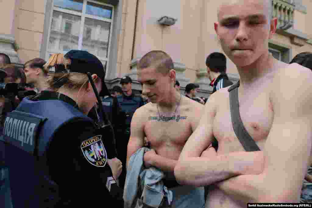 Однако у очередного "Марша равенства", как и в прошлые годы, нашлись противники - преимущественно националистически настроенная молодежь.