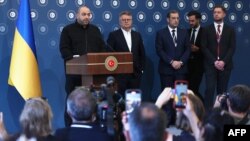 Ukrajinski ministar odbrane Rustem Umerov (lijevo), koji je predvodio delegaciju, pridružio se zamjeniku ministra vanjskih poslova Serhiju Kyslytsi (drugi s lijeva) i članu delegacije Oleksandru Bevzu (desno) na konferenciji za novinare u Istanbulu 2. juna.