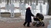 Женщина с детской коляской. Иллюстративное фото.
