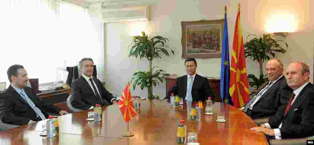 Поранешните премиери на Македонија на иста маса. Ретка прилика. Септември 2011. 