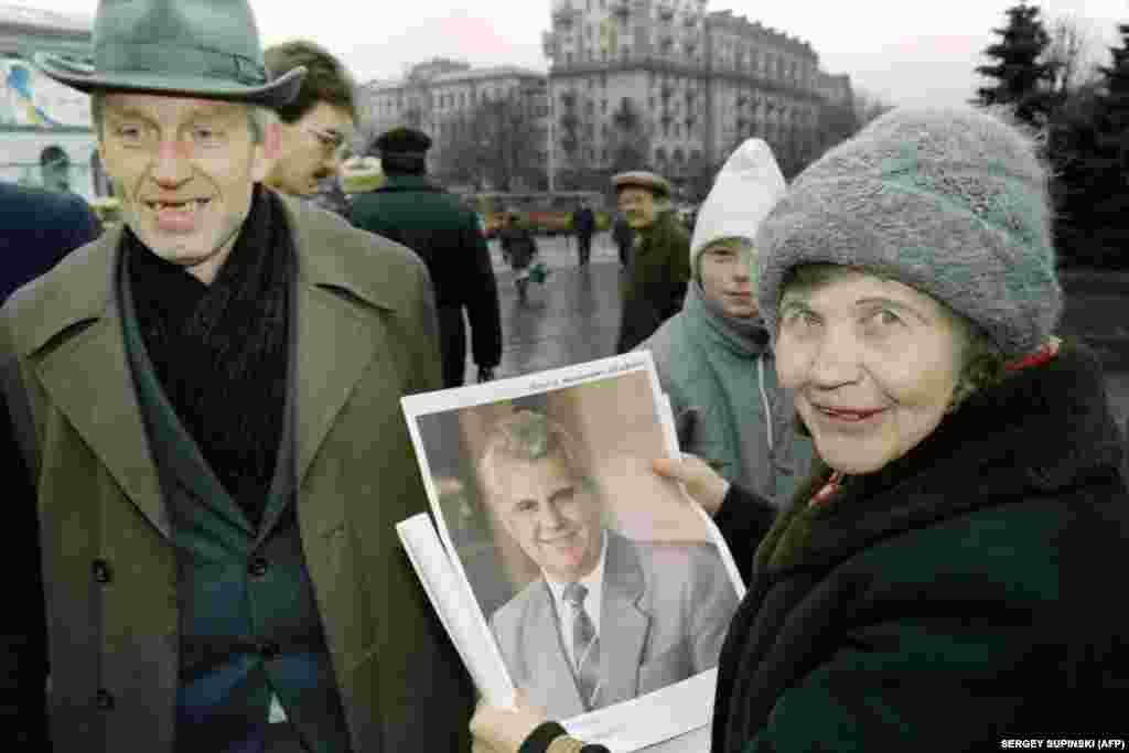 The first direct presidential elections in Ukraine's history were to take place on December 1, 1991, the same day as its independence referendum. A supporter of presidential candidate Kravchuk holds his campaign poster in Kyiv on November 30.
