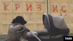 Ўзбекистонлик аëлни ўз боласини у тушиб қолган иложсиз вазият мажбурлаган¸ демоқда унинг жамоатчи ҳимоячилари.