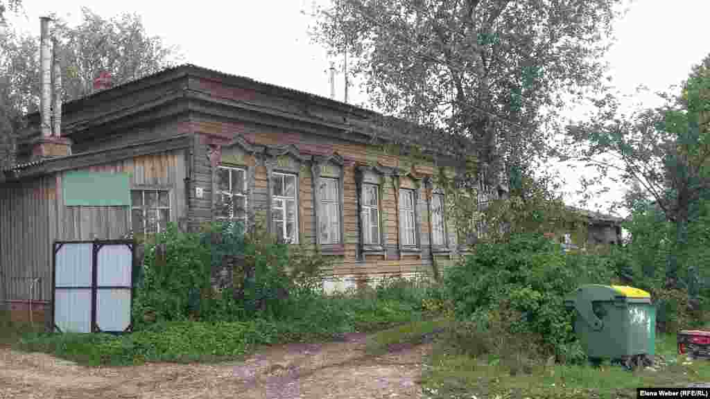 Российская глубинка привлекает внимание множеством деревянных домов с резьбой. Яркие срубы, в которых продолжают жить люди, - как на картинках в русских народных сказках. В таких домах, со слов жителей, очень тепло. Но и небезопасно в случае пожаров, которые летом в России бывают часто. Некоторые дома заброшены. В крупных городах, особенно в Ивановской, Костромской и Владимирской областях, много старых русских домиков. Многие деревянные дома люди обкладывают кирпичом.