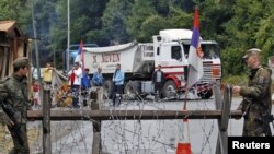 Vojnici KFOR-a uklanjaju deo blokade kod prelaza Brnjak, 20. septembar 2011.